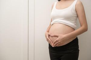 portret van mooi zwanger vrouw, vruchtbaarheid onvruchtbaarheid behandeling, ivf, toekomst moederschap concept foto