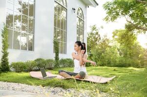 jong vrouw in sportkleding aan het doen meditatie praktijk en yoga buitenshuis, gezond levensstijl, mentaal Gezondheid concept. foto