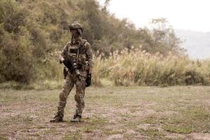 soldaten in camouflage uniformen het richten met hun geweren gereed naar brand gedurende leger operatie in de Woud soldaten opleiding in een leger operatie foto