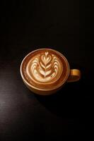 vleugel latte kunst in cafe winkel. foto