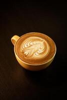 vleugel latte kunst in cafe winkel. foto