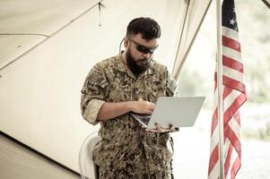 soldaten in camouflage uniformen planning Aan operatie in de kamp, soldaten opleiding in een leger operatie foto