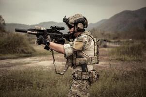 soldaten in camouflage uniformen het richten met hun geweren gereed naar brand gedurende leger operatie in de Woud soldaten opleiding in een leger operatie foto