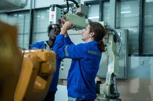 een groep van robotica ingenieurs werken met programmering en manipuleren robot hand, industrieel robotica ontwerp, hoog tech faciliteit, modern machine aan het leren. massa productie automaten. foto