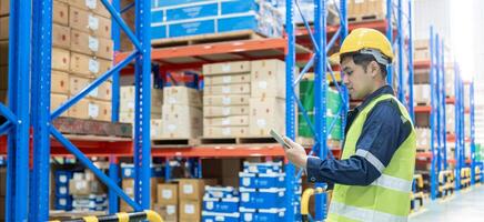 Aziatisch mannetje fabriek manager inspecteren goederen in magazijn of voorraad en controleren voorraad Product. vervoer logistiek bedrijf Verzenden, levering naar klanten. inspectie, pakhuis, opslag, fabriek foto