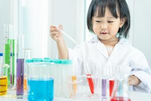 kinderen wetenschapper onderwijs wetenschappelijk in laboratorium. medisch kind aan het leren, biotechnologie, Ontdek, stel je voor, uitvoerend functie, kind, opleiding, intelligentie- quotiënt, emotioneel quotiënt foto