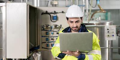 portret ingenieurs of fabriek managers vervelend veiligheid helm inspecteren de machines in de productie lijn. de inspecteur geopend de machine naar test de systeem naar ontmoeten de standaard. machine onderhoud foto