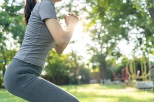 Gezondheid zorg vrouw inspannen Aan de park. Aziatisch vrouw aan het doen opdrachten in ochtend. evenwicht, recreatie, ontspanning, kalm, mooi zo Gezondheid, Vrolijk, kom tot rust, gezond levensstijl, verminderen spanning, vredevol, houding foto