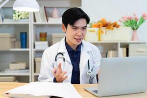 foto van jong Aziatisch mannetje dokter werken Bij kantoor