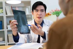 foto van jong Aziatisch mannetje dokter werken Bij kantoor