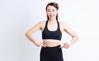 jong Aziatisch vrouw vervelend sportkleding Aan wit achtergrond foto