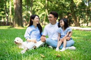 foto van jong Aziatisch familie Bij park