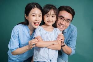 foto van jong Aziatisch familie Aan achtergrond