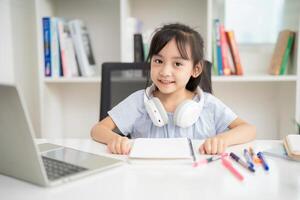 foto van jong Aziatisch baby meisje aan het studeren Bij huis