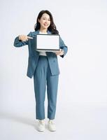 beeld van jong Aziatisch bedrijf vrouw Aan achtergrond foto