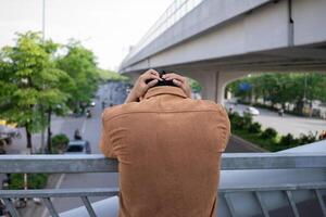 portret van jong Aziatisch Mens buiten foto