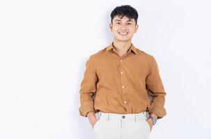 foto van jong Aziatisch zakenman Aan wit achtergrond