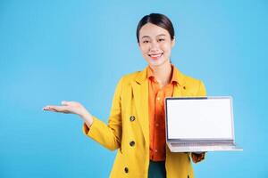foto van jong Aziatisch zakenvrouw met kleurrijk pak Aan achtergrond