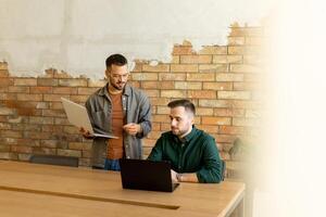 samenwerking in beweging, professionals werken samen in een modern met bakstenen muren kantoor foto