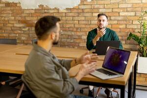 samenwerking in beweging, professionals werken samen in een modern met bakstenen muren kantoor foto