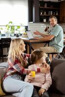 familie genieten van een ontspannen ochtend- in een zonovergoten keuken foto