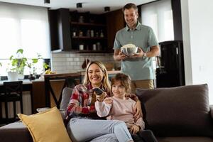 familie film nacht, verdiept in spannend scènes Bij huis foto