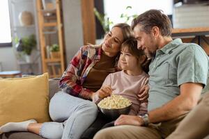 familie film nacht, verdiept in spannend scènes Bij huis foto