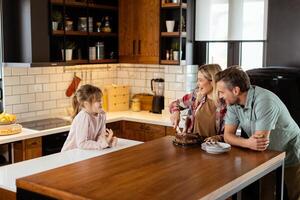 blij familie genieten van eigengemaakt chocola taart in knus keuken foto