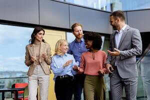 gewoontjes netwerken evenement Bij kantoor, professionals vermenging in modern glas gebouw. foto