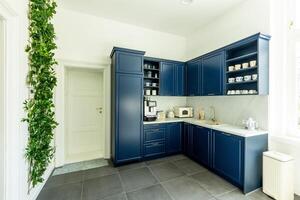 elegant marine blauw keuken interieur opscheppen modern huishoudelijke apparaten en chique ontwerp foto