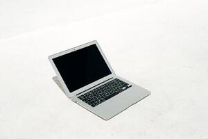 modern metaal laptop Aan een wit achtergrond foto