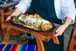 een verscheidenheid van gerechten Aan een een bord. restaurant portie. top visie. Mexicaans voedsel. foto