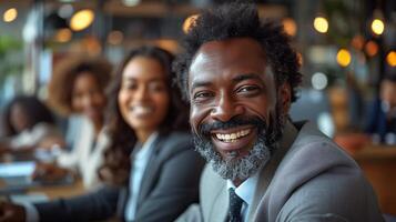 portret van glimlachen jong zakenman met collega's in achtergrond Bij kantoor foto
