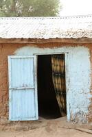 Ingang Bij een modder huis in de platteland van Benin foto