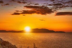 zonsondergang Aan de adriatisch kust in de buurt de stad van budva, Montenegro. esthetiek van wijnoogst film. foto