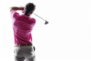 golfspeler in roze overhemd swinging Aan wit achtergrond. foto