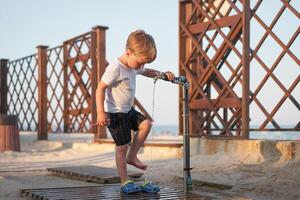 Kaukasisch jongen staand strand. kinderjaren zomer. familie vakantie foto