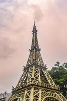 Parijs eiffel toren replica in een park, Indonesië, 16 januari 2024. foto