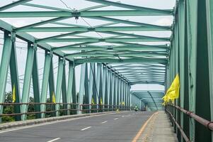 perspectief visie van lang staal truss brug foto