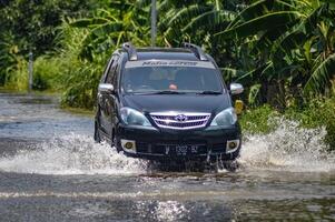 meerdere voertuigen zo net zo vrachtwagens, fietsen en auto's waren gevangen door overstromingswater in gresik regentschap, Indonesië, 21 februari 2024. foto