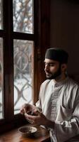 fotograaf van moslim Mens met een klein kom van datums in zijn keuken foto