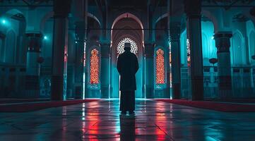 moslim Mens staand bidden Aan nacht in de moskee foto