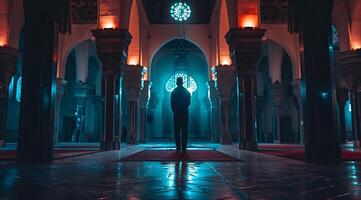 moslim Mens staand bidden Aan nacht in de moskee foto