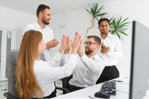 team Bij werk. groep van jong bedrijf mensen in slim gewoontjes slijtage werken samen in creatief kantoor foto