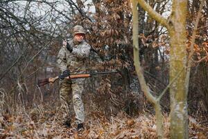 jacht- vergunning. Mens brutaal jachtopziener natuur achtergrond. jager besteden vrije tijd jacht. jager houden geweren. focus en concentratie van ervaren jager. jacht- en vangen seizoenen foto