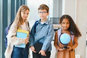 vrolijk elementair school- studenten. terug naar school- foto