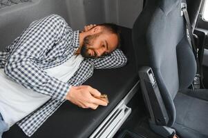 vrachtauto bestuurder genieten van comfortabel cabine bed binnen zijn vrachtauto foto