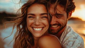 glimlachen Mens en vrouw geconfronteerd camera foto