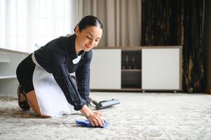 professioneel kamermeisjes schoonmaak verdieping in hotel kamer foto