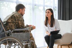praten met dokter. soldaat heeft therapiesessie met psycholoog binnenshuis foto
